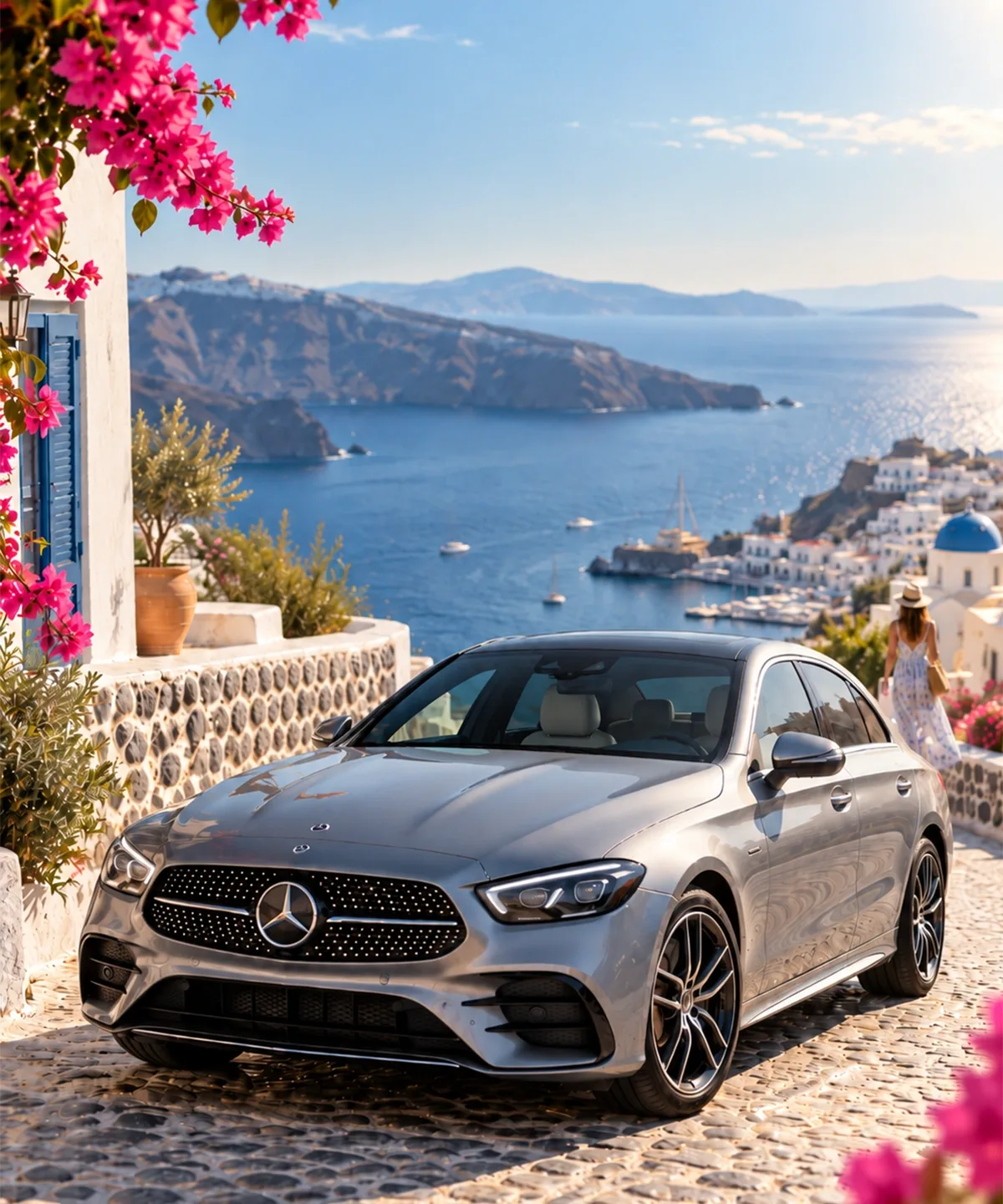 Santorini’de çiçekli bir sokakta park edilmiş gri bir otomobil